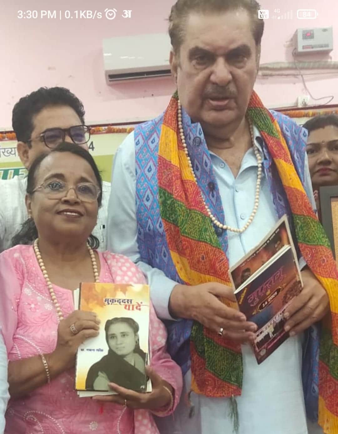 फोटो - 15 काव्य संग्रह का विमोचन करते फिल्म अभिनेता रज़ा मुराद। साथ में डॉ. शबाना रफीक। स्रोत -