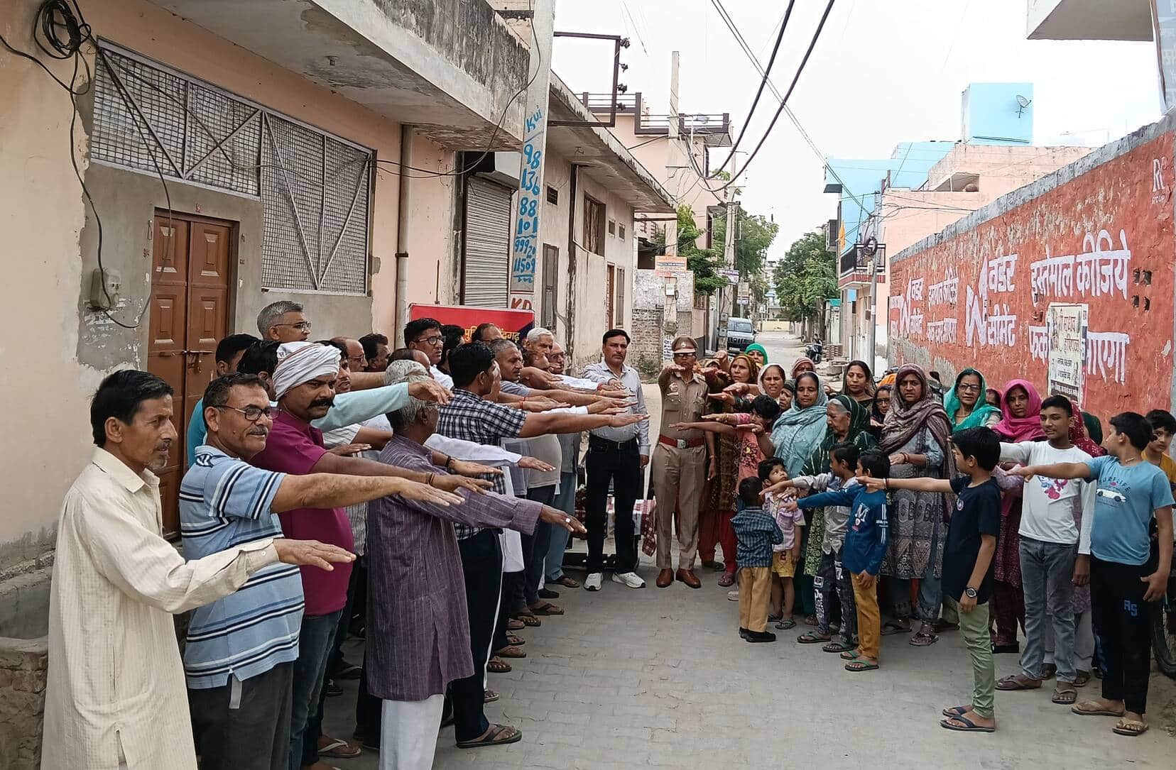 फोटो 15 नशे के खिलाफ युवाओं को शपथ दिलाती निरीक्षक शारदा। पुलिस