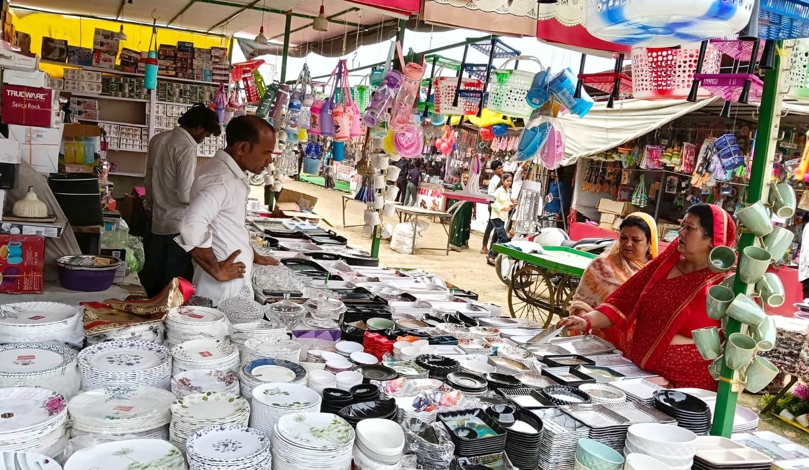 फोटो-2-बलरामपुर के देवीपाटन मेले में खरीदारी करती महिलाएं ।-संवाद