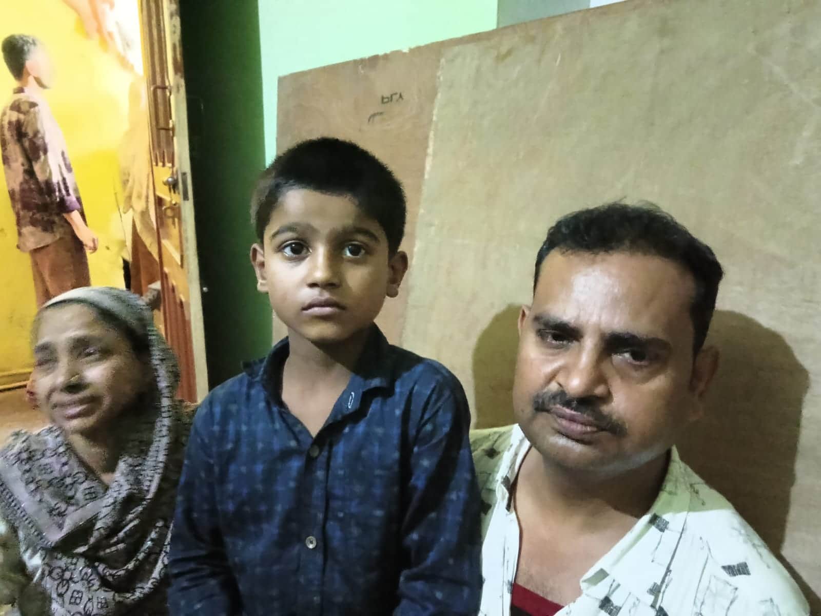 फोटो- 21 घटना को बताता सना का मासूम बेटा अजमल। संवाद