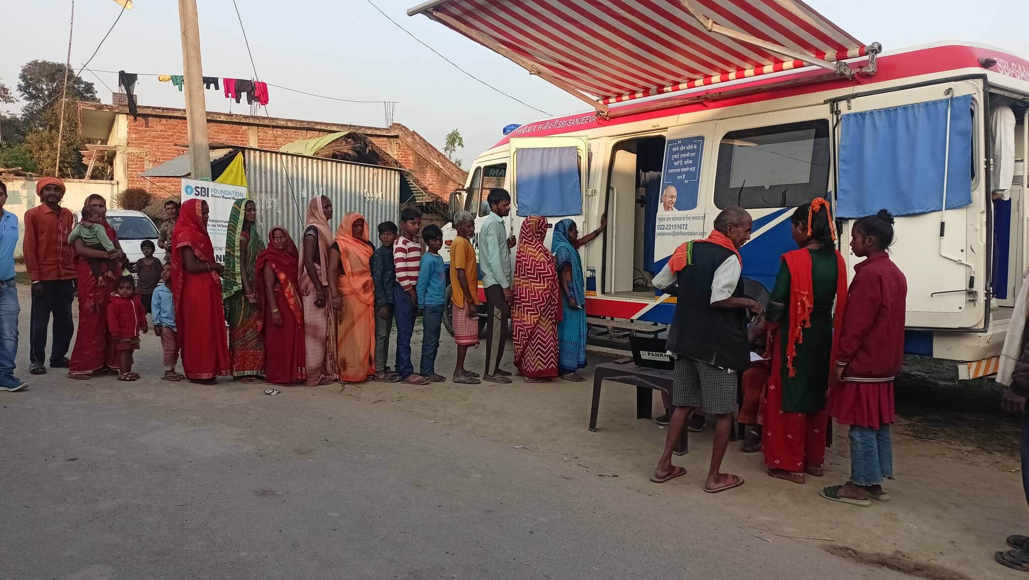 फोटो-22-बलरामपुर के सीमावर्ती गांव में मोबाइल यूनिट में दवा कराते पहुंचे मरीज ।-स्रोत : विभाग