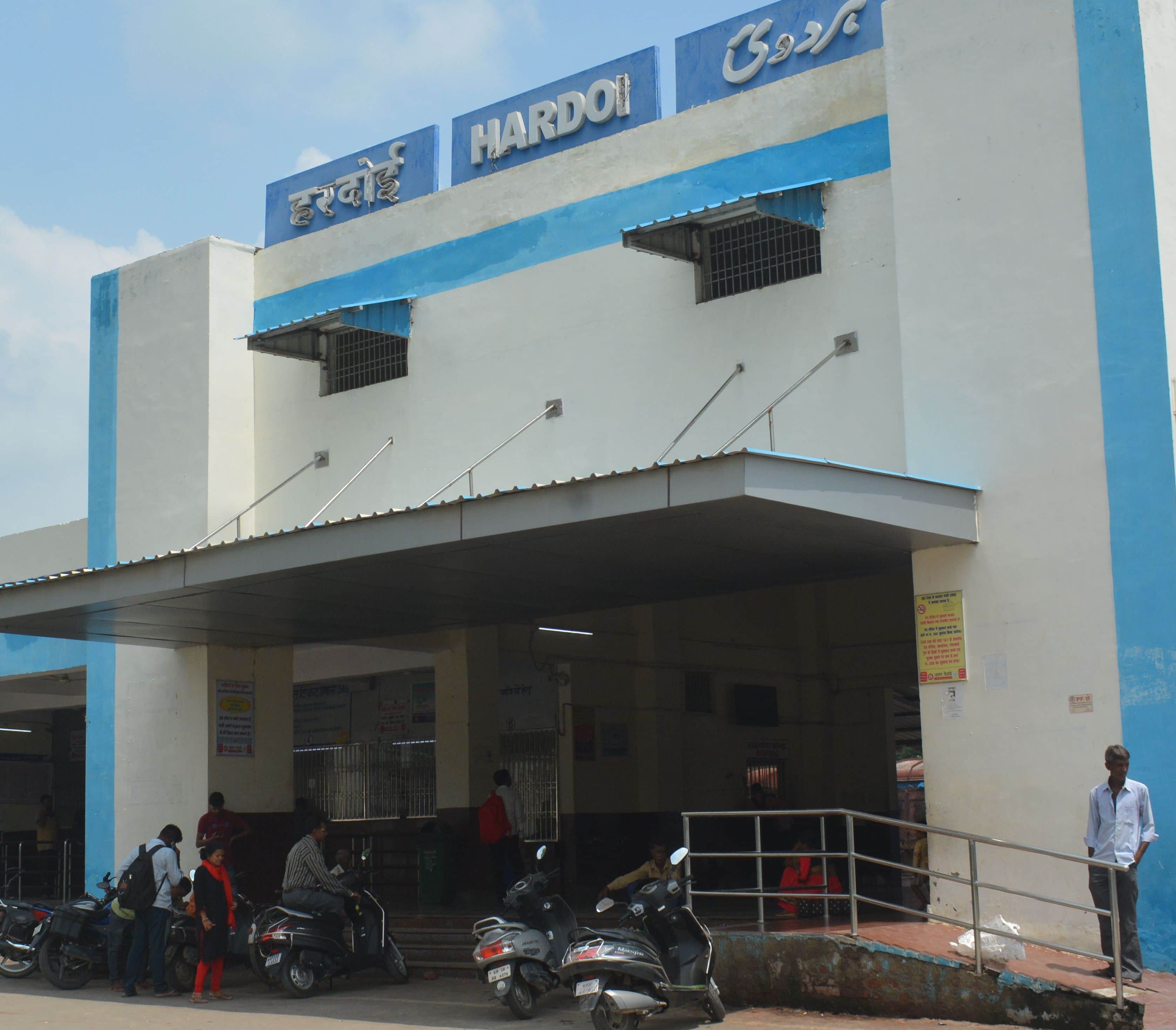 फोटो-25-हरदोई रेलवे स्टेशन का भवन। संवाद