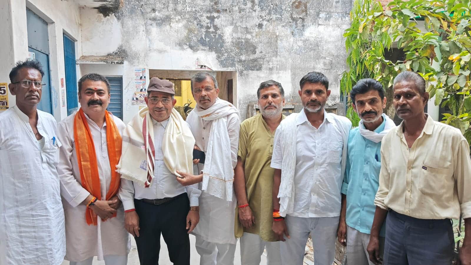 फोटो - 27 दोषमुक्त होने के बाद खुशी मनाते लोग। संवाद