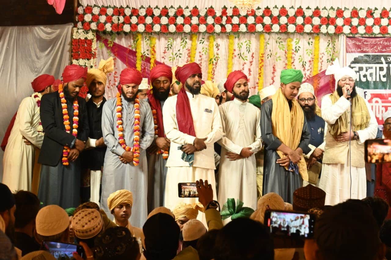 फोटो-27,28बलरामपुर के बीबी बांदी साहिबा ईदगाह पर आयोजित  कार्यक्रम में मौजूद लोग।-स्रोत: आयोजक