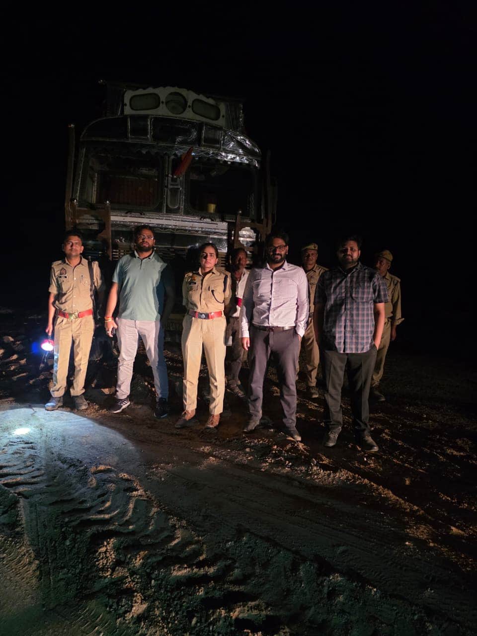 फोटो - 28 खदान में पकड़े गए वाहनों के साथ टीम। स्त्रोत : स्वयं