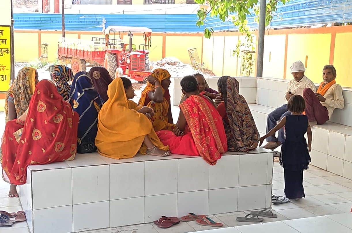 फोटो-3- पोस्टमार्टम हाउस में मौजूद मृतका नेहा के परिजन। संवाद