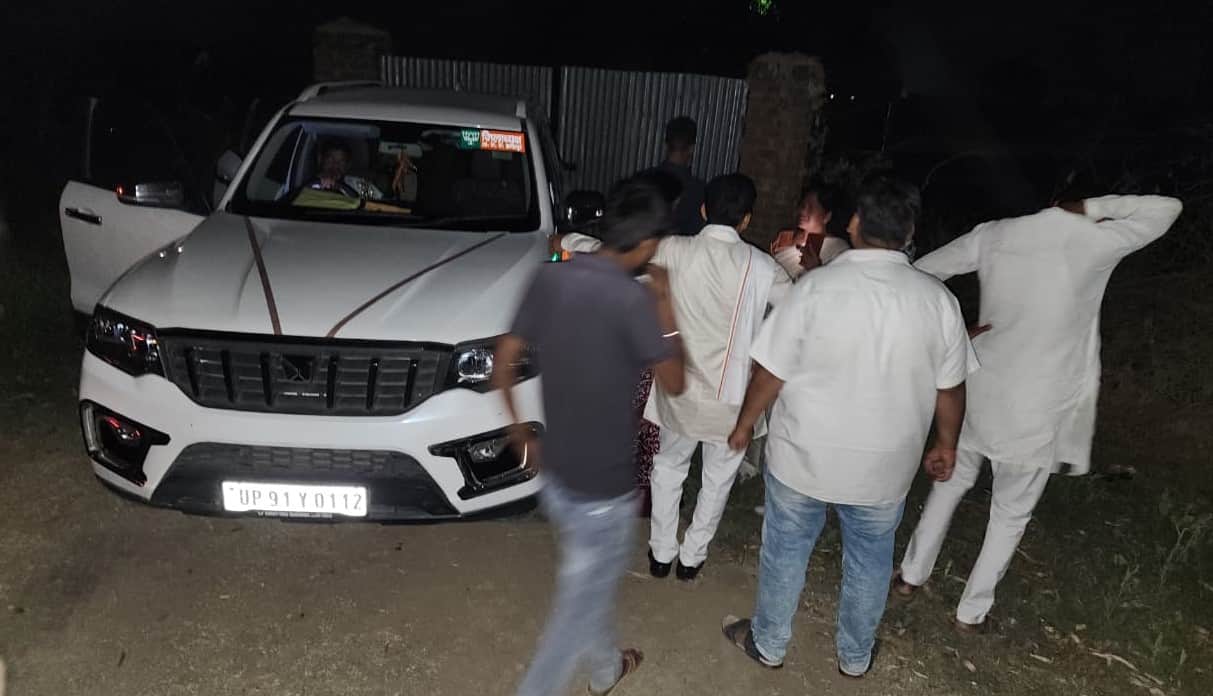 फोटो 30 एचएएमपी 38- विवार-जलालपुर मार्ग पर कार्यकर्ताओं के साथ वाहनों की जांच करती भाजपा जिलाध्