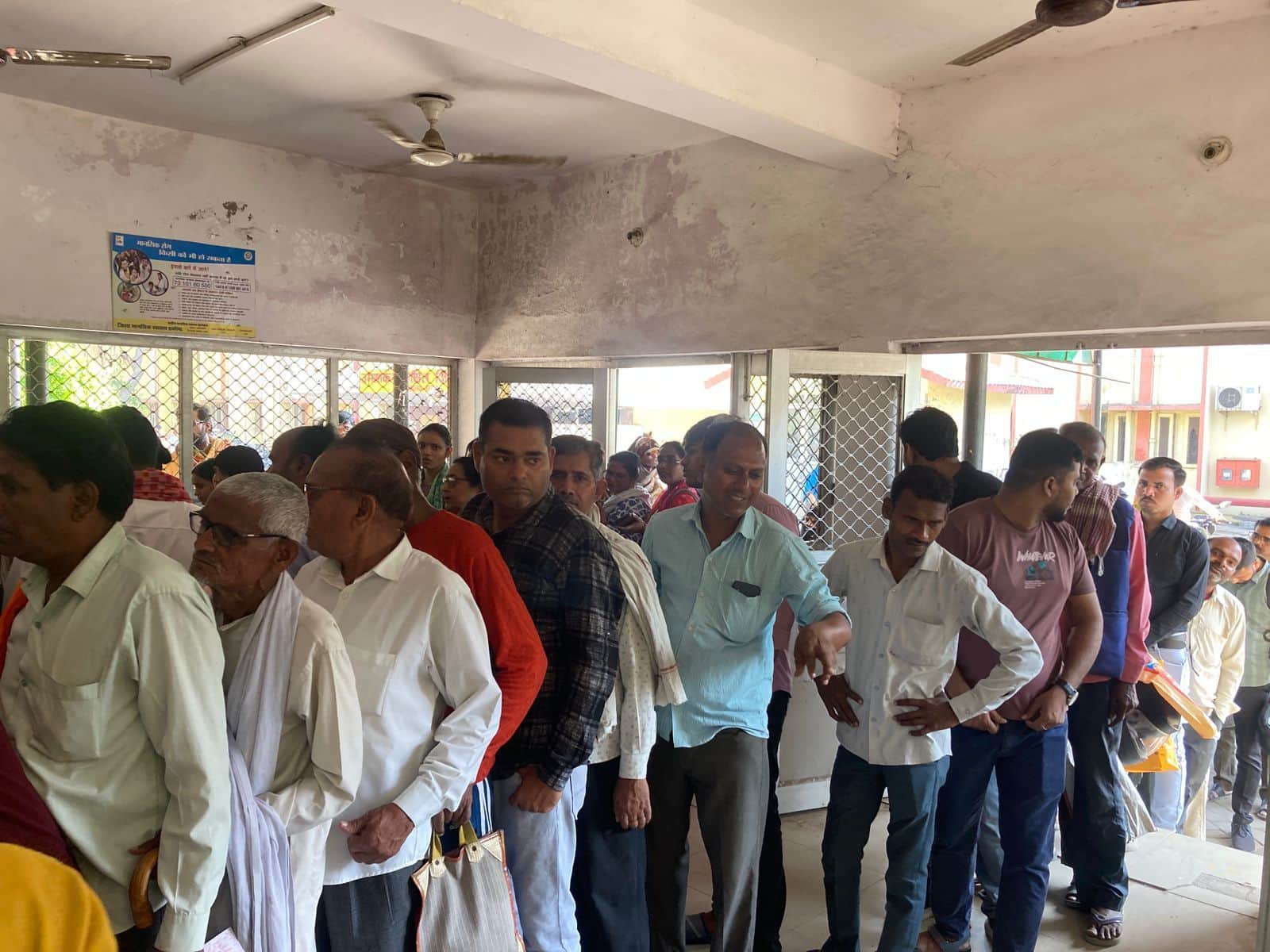 फोटो-30- जिला अस्पताल में पर्चा काउंटर पर पर्चा बनवाने के लिए लगी लाइन। संवाद