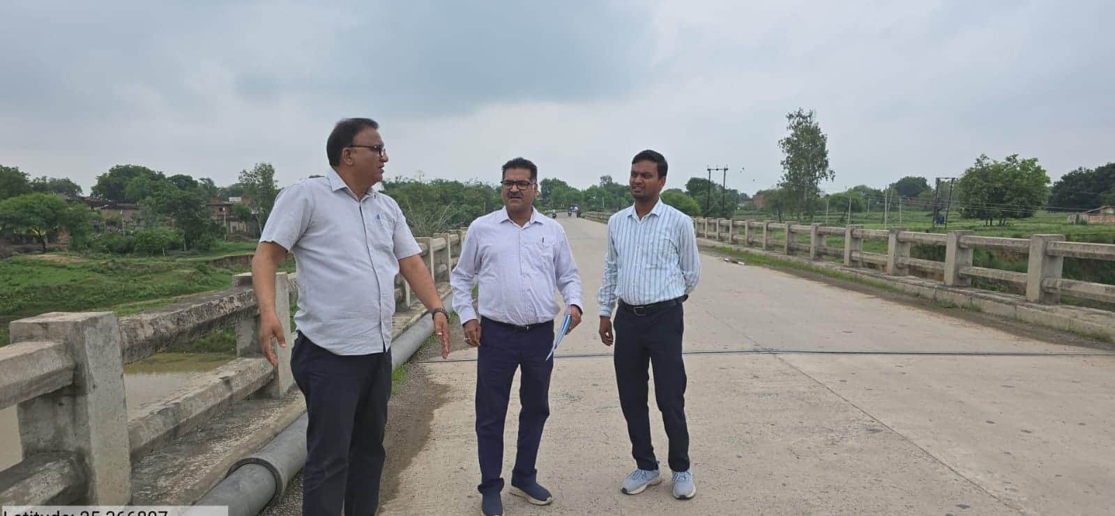 फोटो-30सीकेटीपी 08 पुल का निरीक्षण करते लोक निर्माण विभाग के सहायक अभियंता व अन्य। संवाद