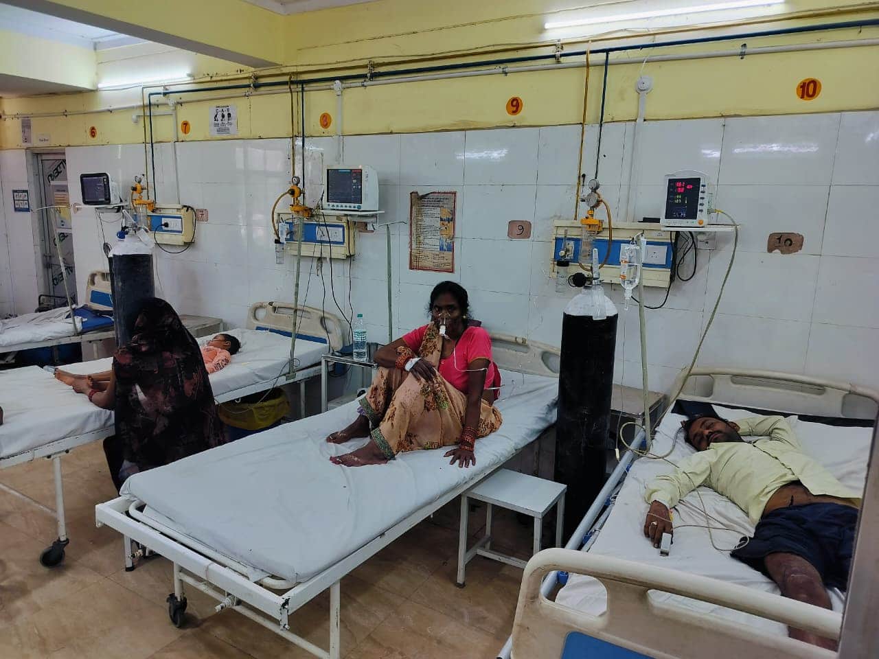 फोटो- 30सीकेटीपी 10 जिला अस्पताल की इमरजेंसी में सिलिंडर से मरीजों को दी जाती आक्सीजन आपूर्ति। 