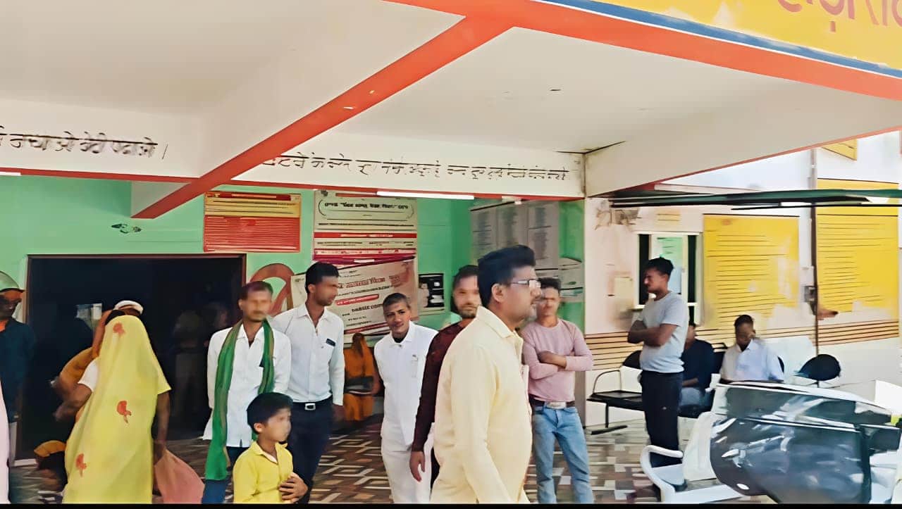 फोटो 31 सीकेटीपी 10 घटना के बाद पहाड़ी अस्पताल पहुंचे परिजन।