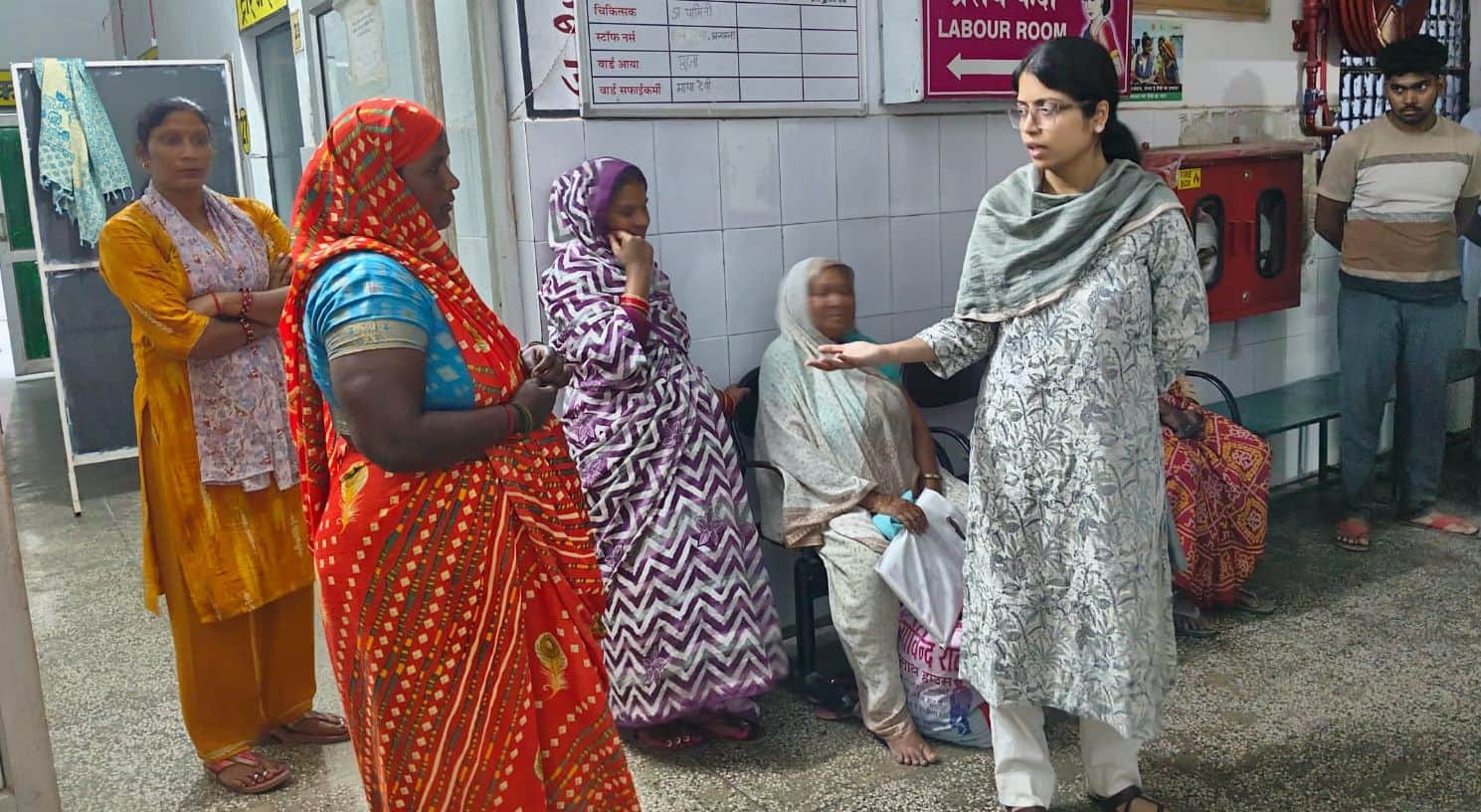 फोटो 32: टड़ियावां स्वास्थ्य केंद्र पर महिलाओं से जानकारी लेतीं सीडीओ सान्या छाबड़ा। स्रोत : वि