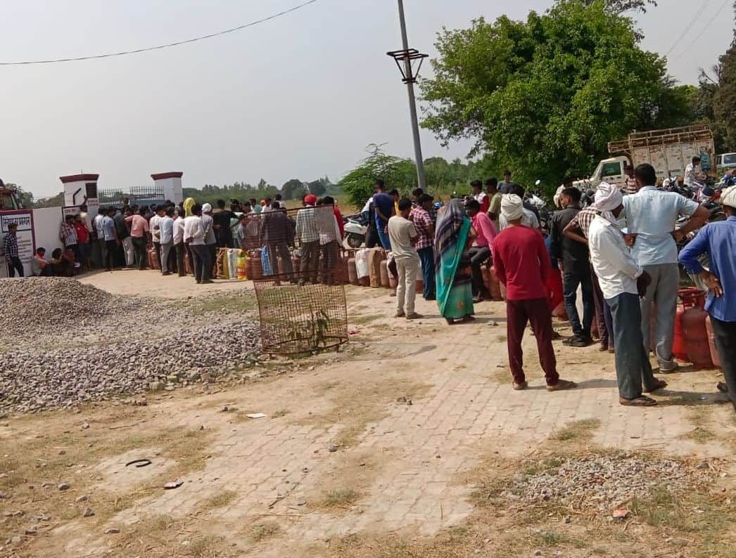 फोटो-33-औरास के ईश्वरीय कृपा इंडेन गैस एजेंसी के बाहर सिलिंडर के लिए लाइन में लगे उपभोक्ता। संव