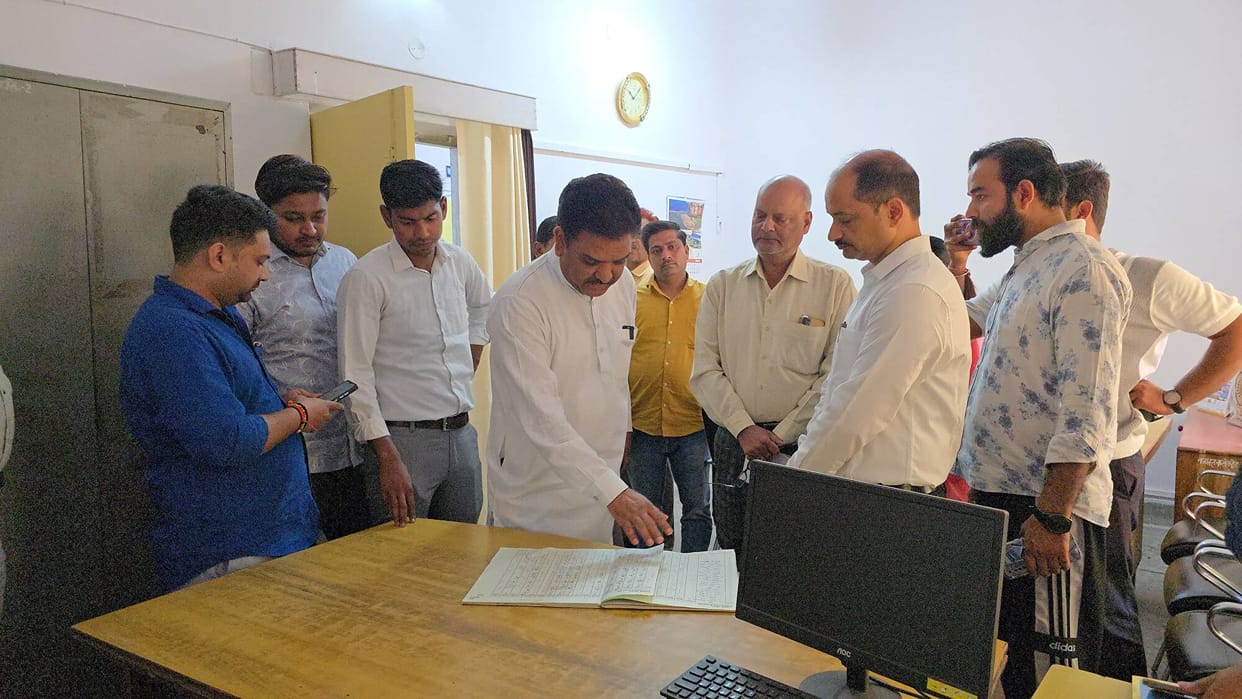 The tension is not decreasing, the minister suddenly reached the collectorate.