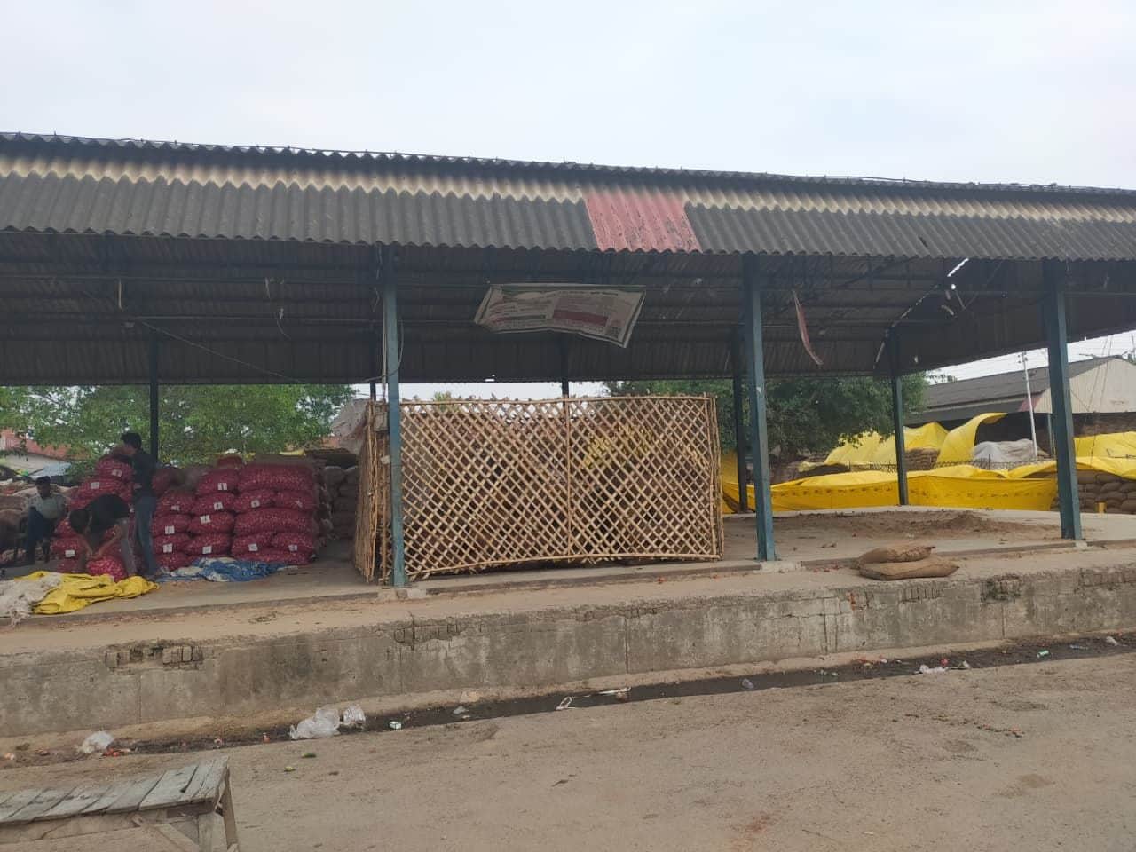 फोटो-35-बांगरमऊ के नवीन गल्ला मंडी में खोले गए केंद्र पर सन्नाटा। संवाद