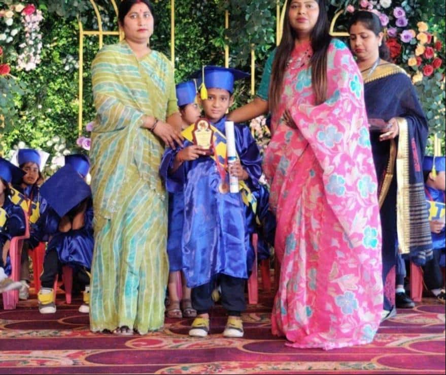 फोटो-39- बेनहर स्कूल में मेधावी छात्र को मेडल, मोमेंटो देतीं शिक्षिका। स्रोत: विद्यालय