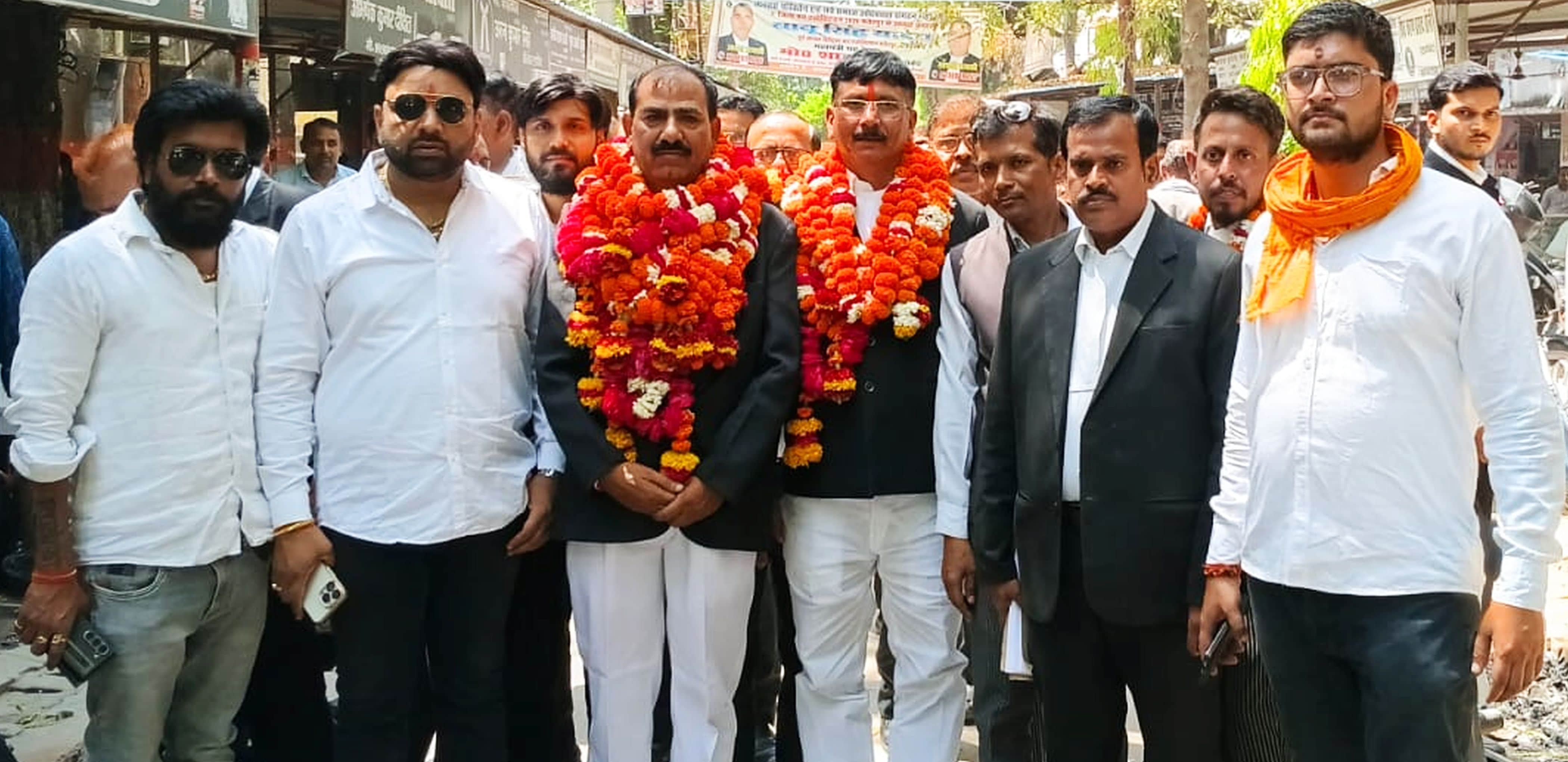 फोटो-39-नामांकन के लिए जाते अधिवक्ता। संवाद