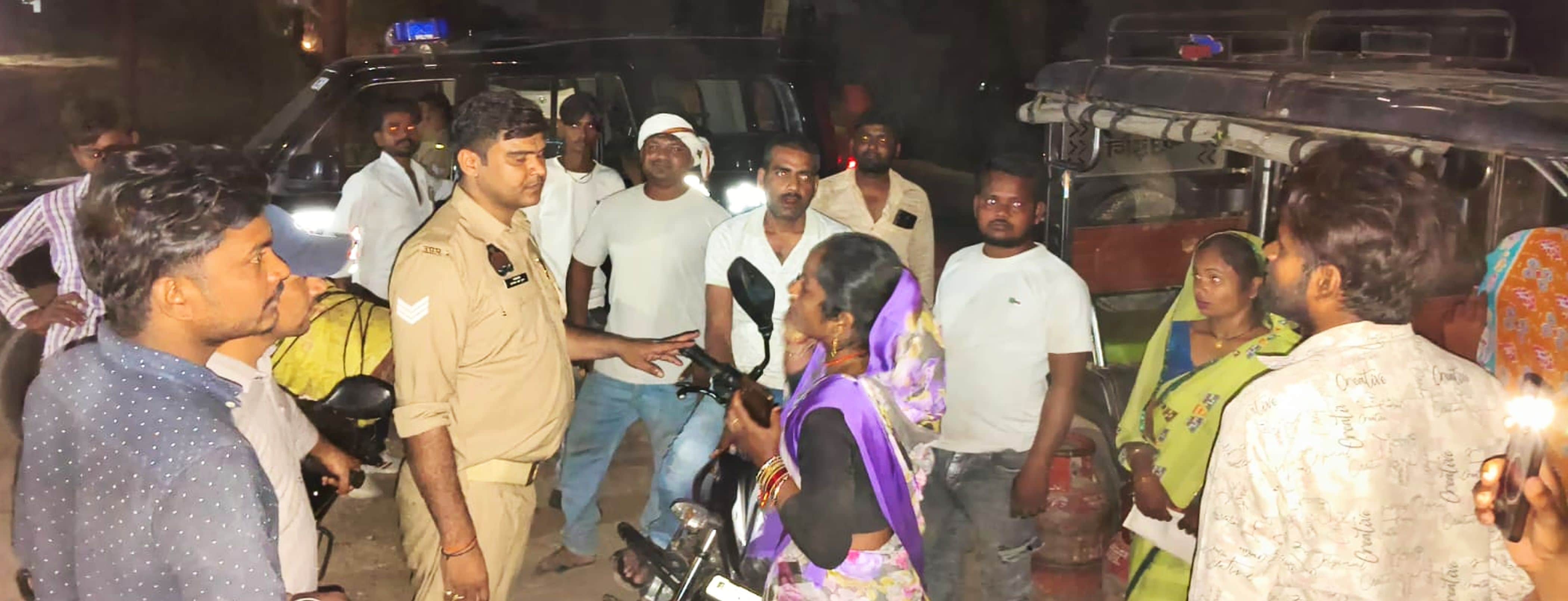 फोटो-43-महिलाओं को समझाती पुलिस। वीडियो ग्रैब