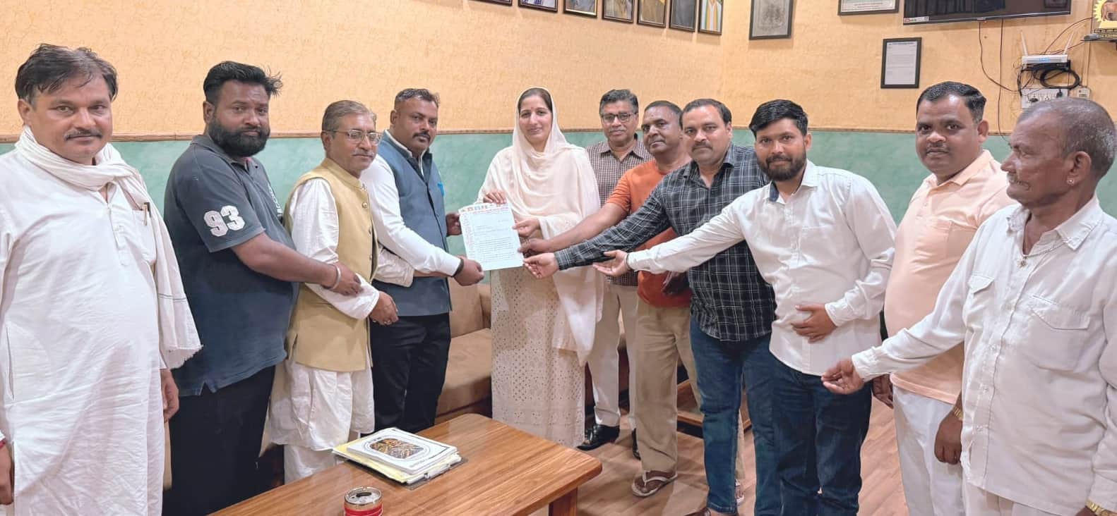 फोटो-52: नगर परिषद बहादुरगढ़ की चेयरपर्सन सरोज राठी को ज्ञापन सौंपते संत कबीर बस्ती संघर्ष समित