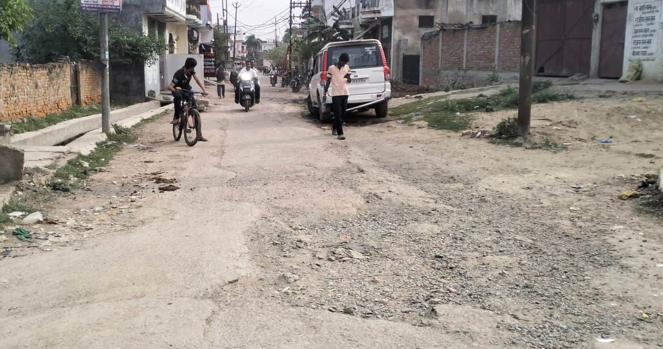 फोटो-6- मोहल्ला कल्याणी से लोधनहार जाने वाला जर्जर मार्ग। संवाद