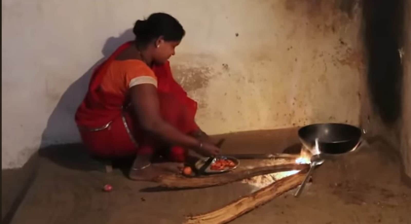 फोटो न- 30सीकेटीपी 12 शहर के खटकाना मोहल्ला में चूल्हा पर भोजन पकाती महिला। संवाद