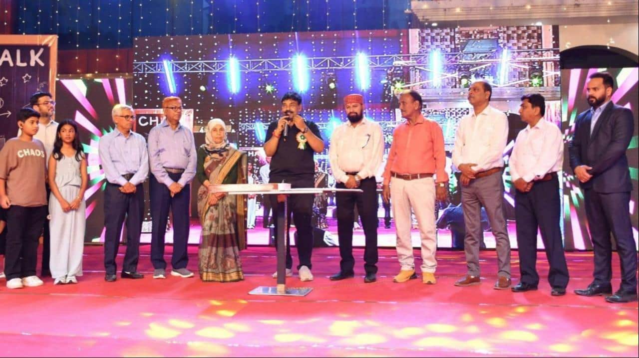 फोटो नंबर-12-किंग्सन इंटर कॉलेज में आयोजित वार्षिकोत्सव में संबोधित करते सदर विधायक पंकज गुप्ता