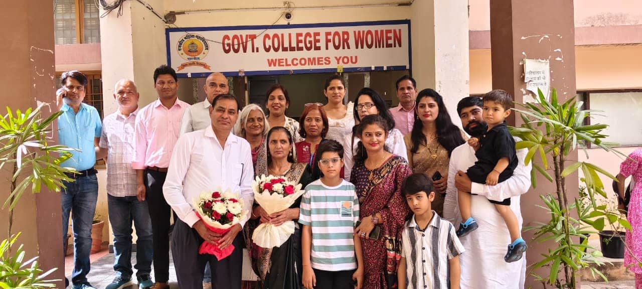 फोटो नंबर- 17महिला कॉलेज में आयोजित विदाई समारोह में डॉ. दलीप सिंह के साथ स्टाफ सदस्य। स्रोत