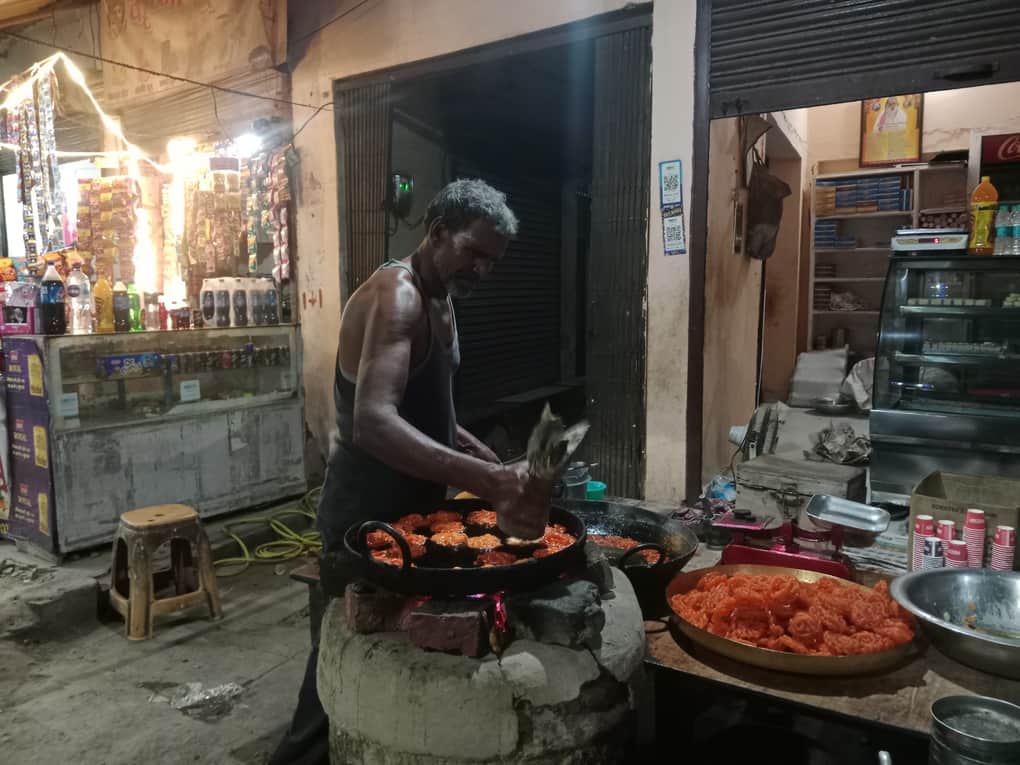 फोटो परिचय नवाबगंज 02 कौड़िहार में कोयले की भट्टी पर आवृत्ति बनाता हुआ कारीगर