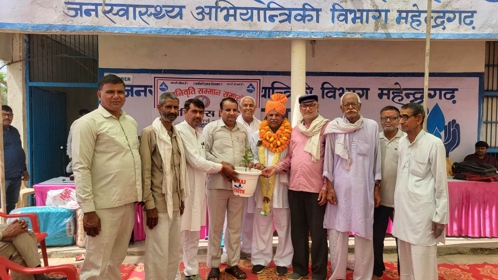 फोटो संख्या:-69 जनस्वास्थय अभियांत्रिकी विभाग में सेवानिवृत रामबिलास को पौधा देकर सम्मानित करत