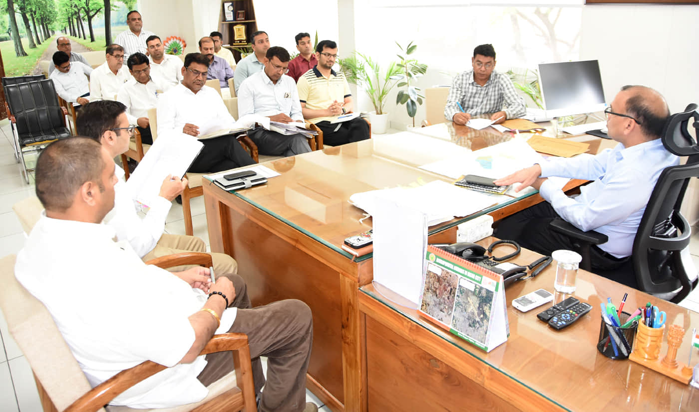 फतेहाबाद। जिले में फसल खरीद को लेकर अधिकारियों की बैठक लेते हुए डीसी डॉ. विवेक भारती। सूचना विभ