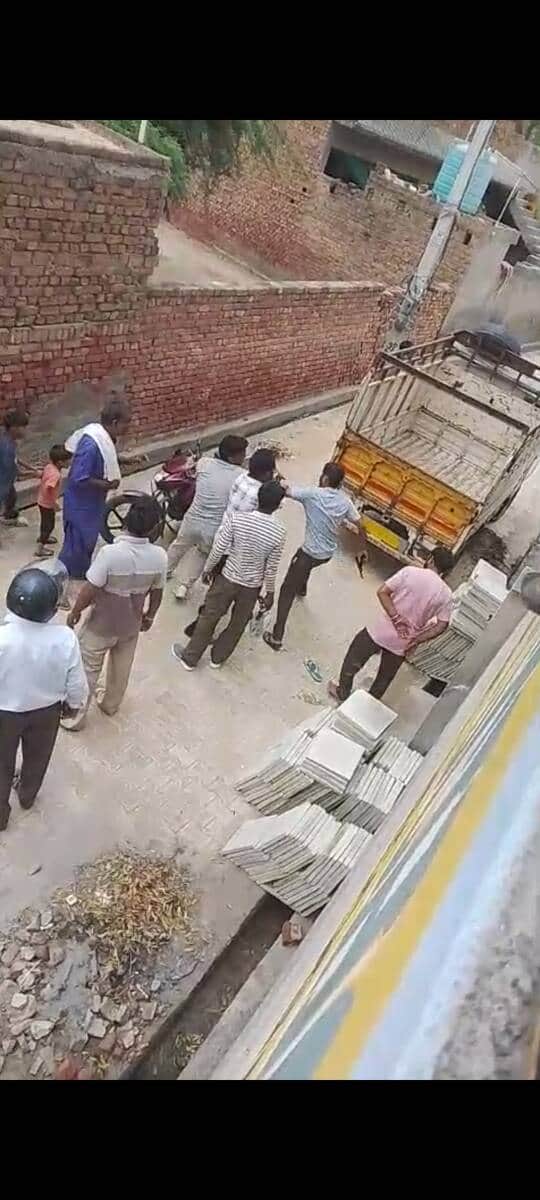 फतेहाबाद के गांव माजरा में बिजली निगम की टीम पर हमला करता हुआ युवक वीडियो में नजर आता हुआ स्त