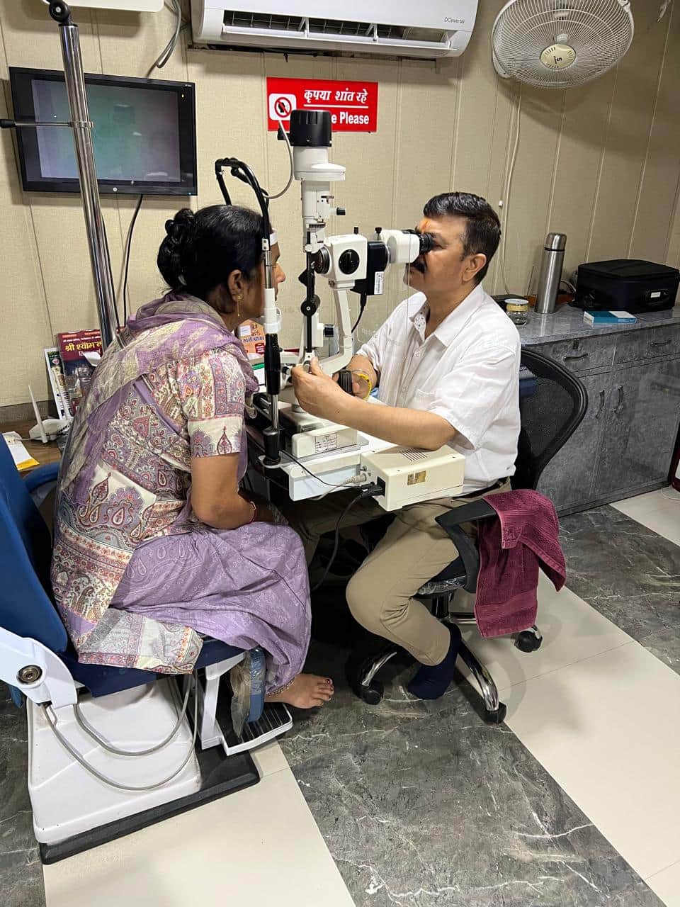 फतेहाबाद में अस्पताल में मरीजों की आंखों की जांच करते हुए डॉ.विनोद शर्मा