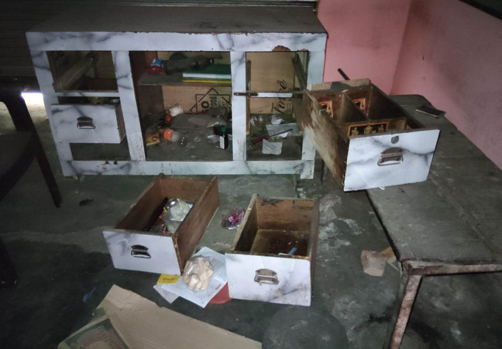 गढ़ के छोटा बाजार मोहल्ले में चोरी के बाद बिखरा पड़ा सामान। संवाद