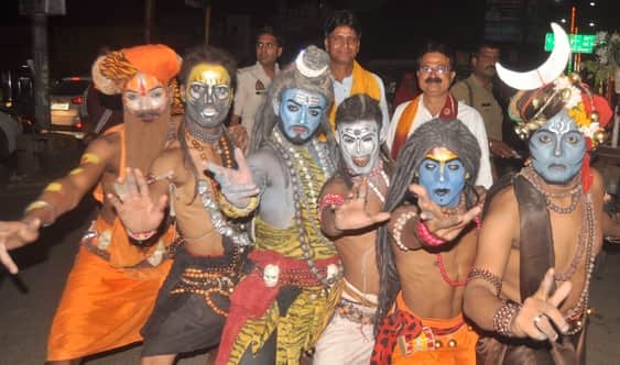 गढ़ रोड पर निकली भैरो बाबा की शोभायात्रा में शिव तांडव करते कलाकार। संवाद