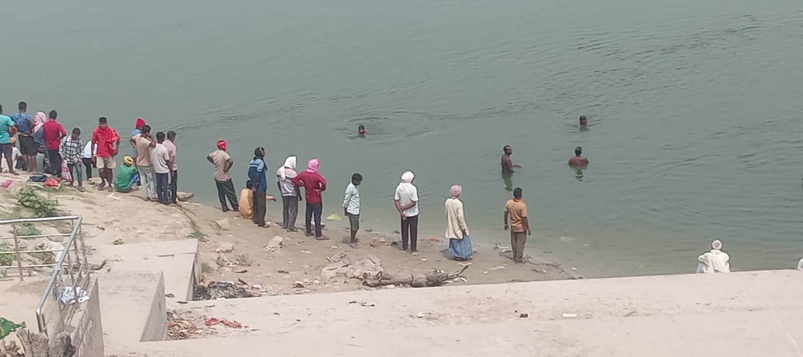 गहमर के नरवाघाट पर लापता सत्यनारायण गुप्ता की तलाश करते गोताखोर। संवाद