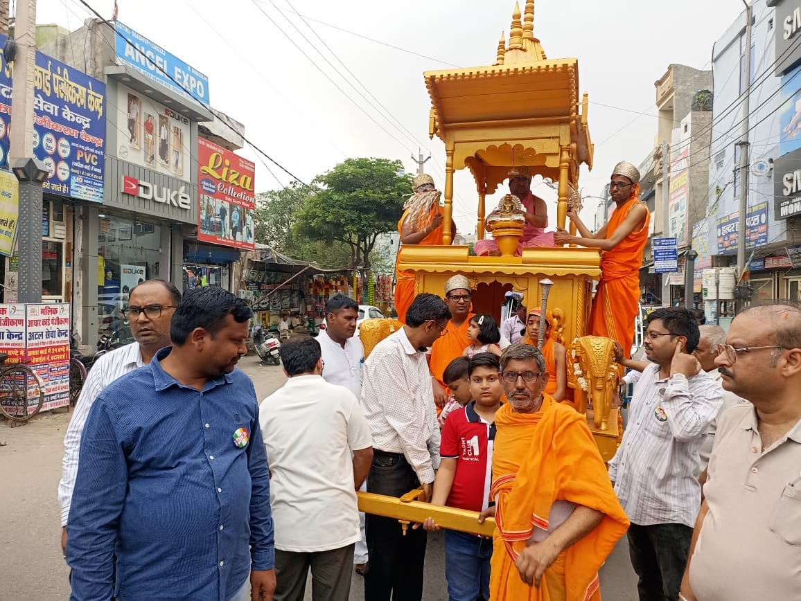 Flowers were showered on the Rath Yatra on the occasion of Lord Mahavir Jayanti.