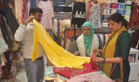 गोल मार्केट में दुकान से कुर्ती खरीदती महिलाएं। संवाद