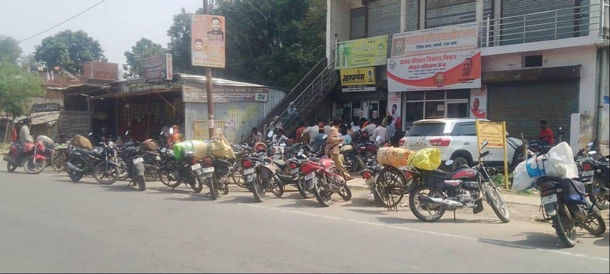 गिलौला स्थित गैस एजेंसी पर सिलिंडर केलिए जुटी भीड़।-