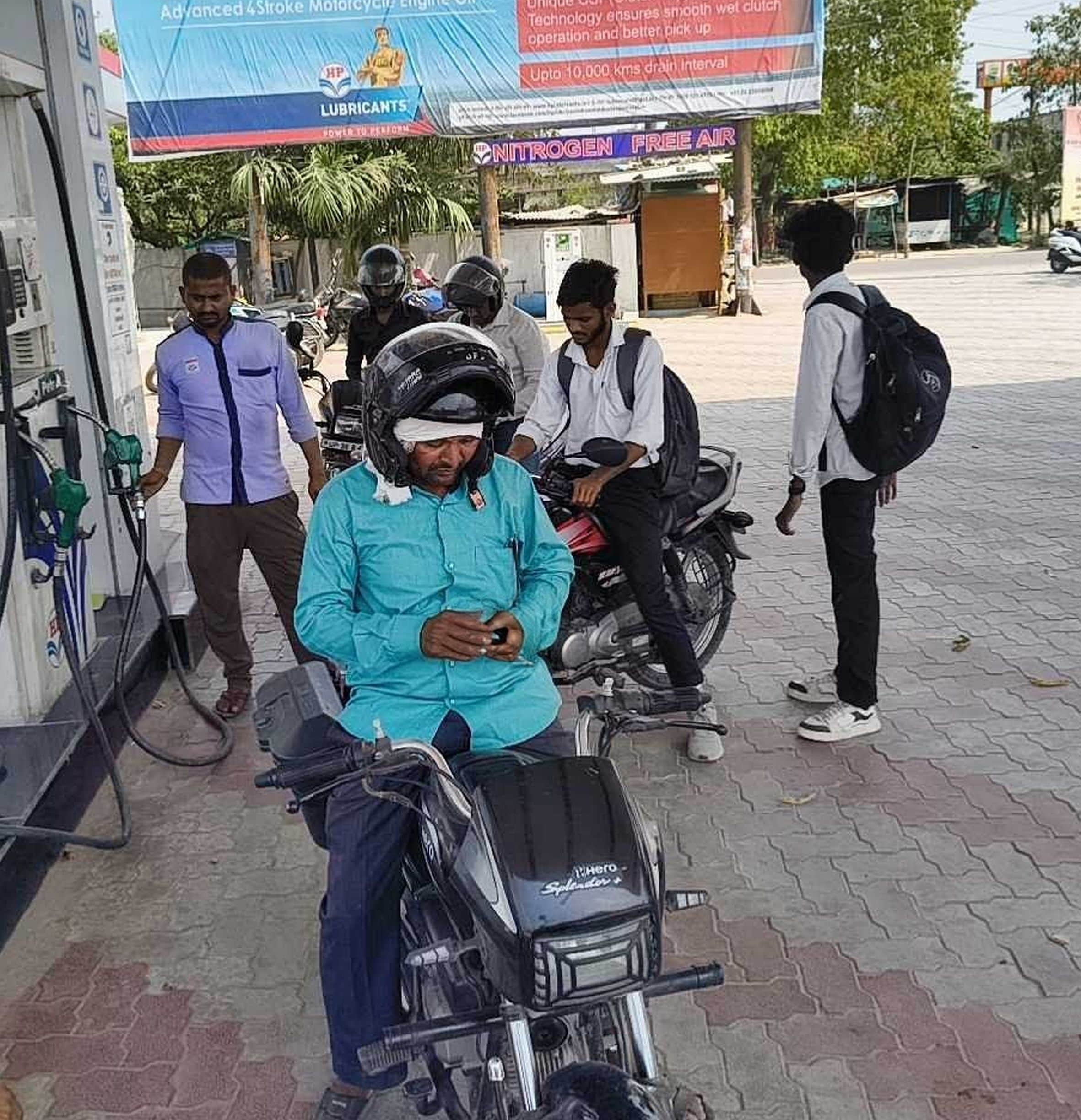  गौरीगंज में पेट्रोलपंप पर ईंधन लेने के लिए मौजूद लोग। -संवाद्र