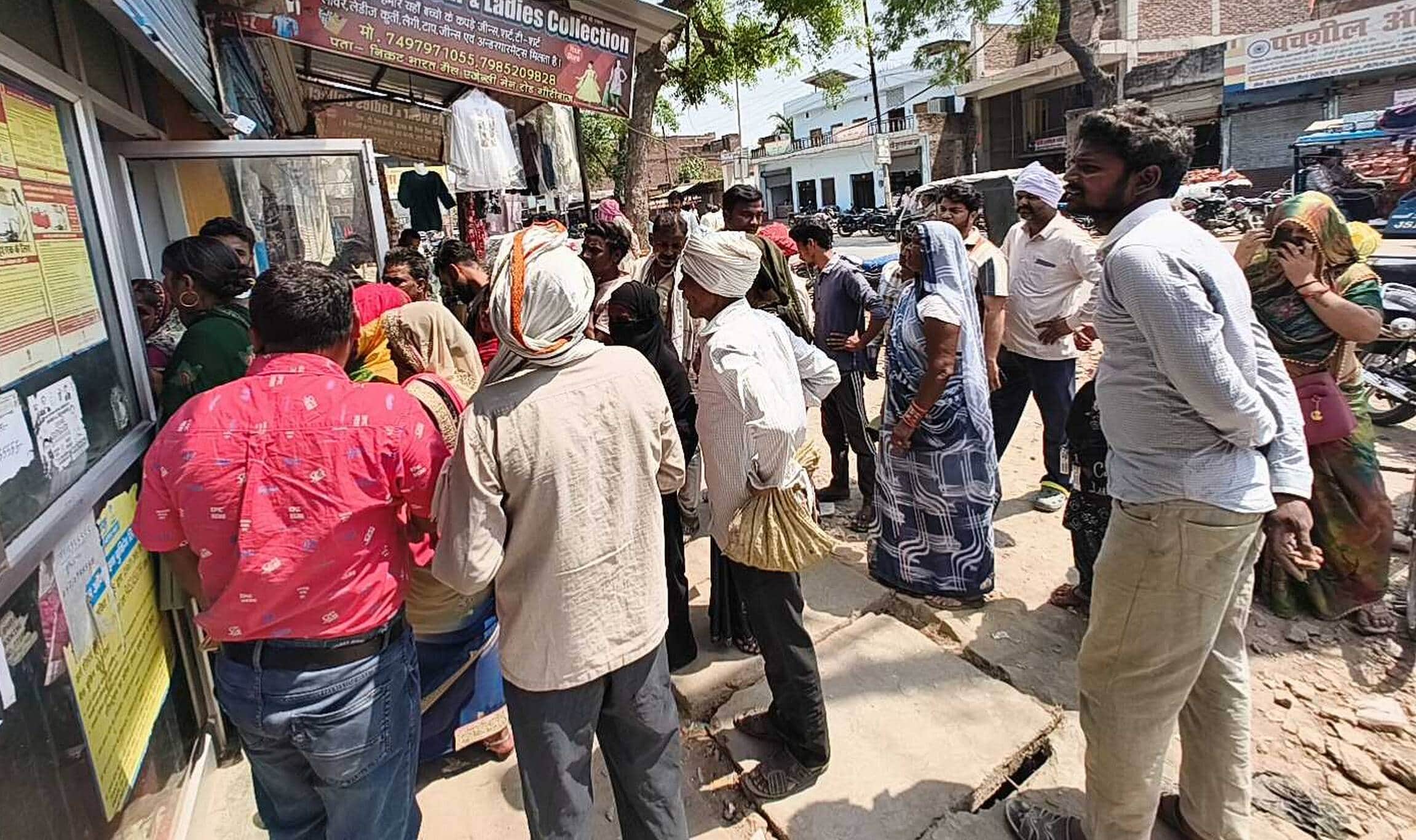 गौरीगंज स्थित शिवांशू गैस एजेंसी पर लगी उपभोक्ताओं की भीड़। -संवाद