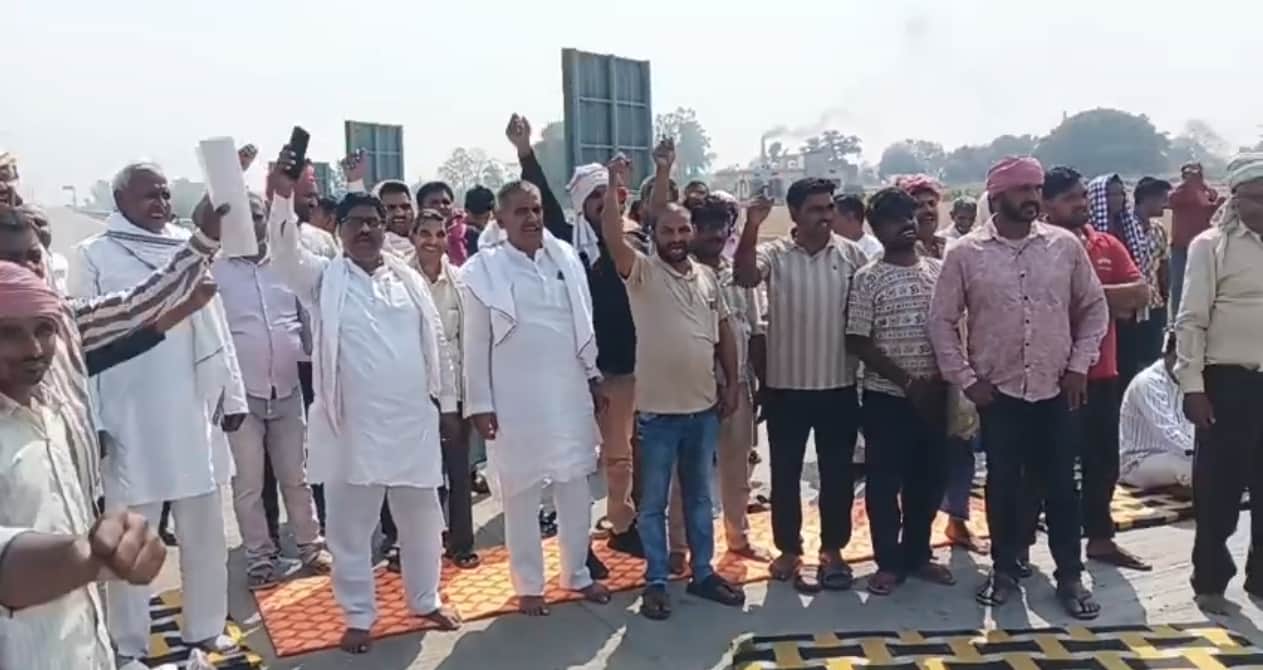 ग्रीन फील्ड एक्सप्रेसवे के मानपुर टिकरी टोल प्लाजा के पास नारेबाजी करते ग्रामीण और व्यापारी। सं