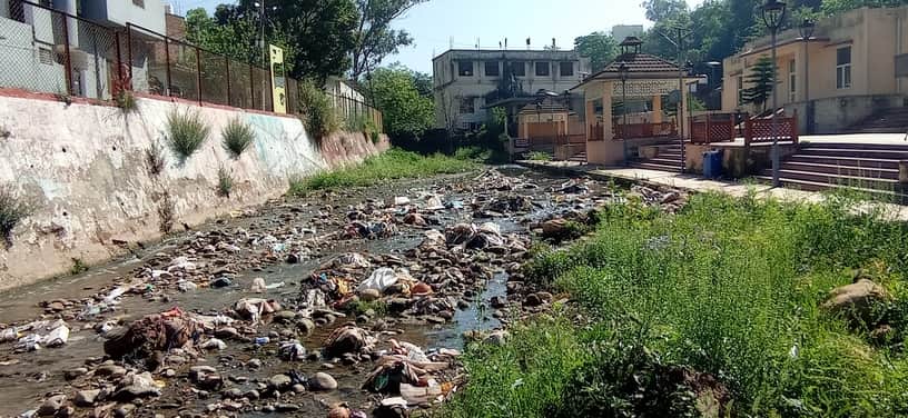 गाद से गंदगी से पटी पवित्र देविका