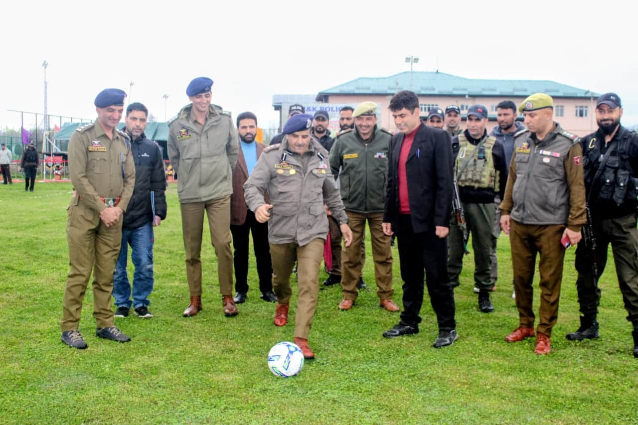 गांदरबल में फुटबॉल टूर्नामेंट का उद़घाटन। स्रोत पुलिस