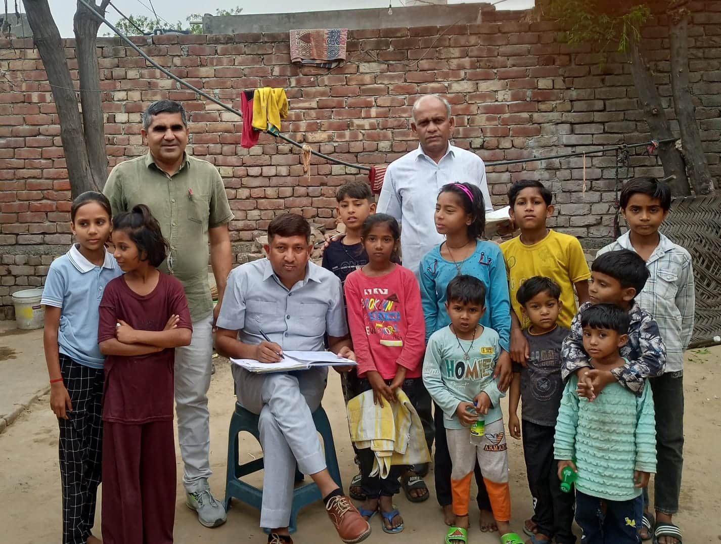 गांव डूडीवाला किशनपुरा में ग्रामीणों को जागरूक करते शिक्षक। 