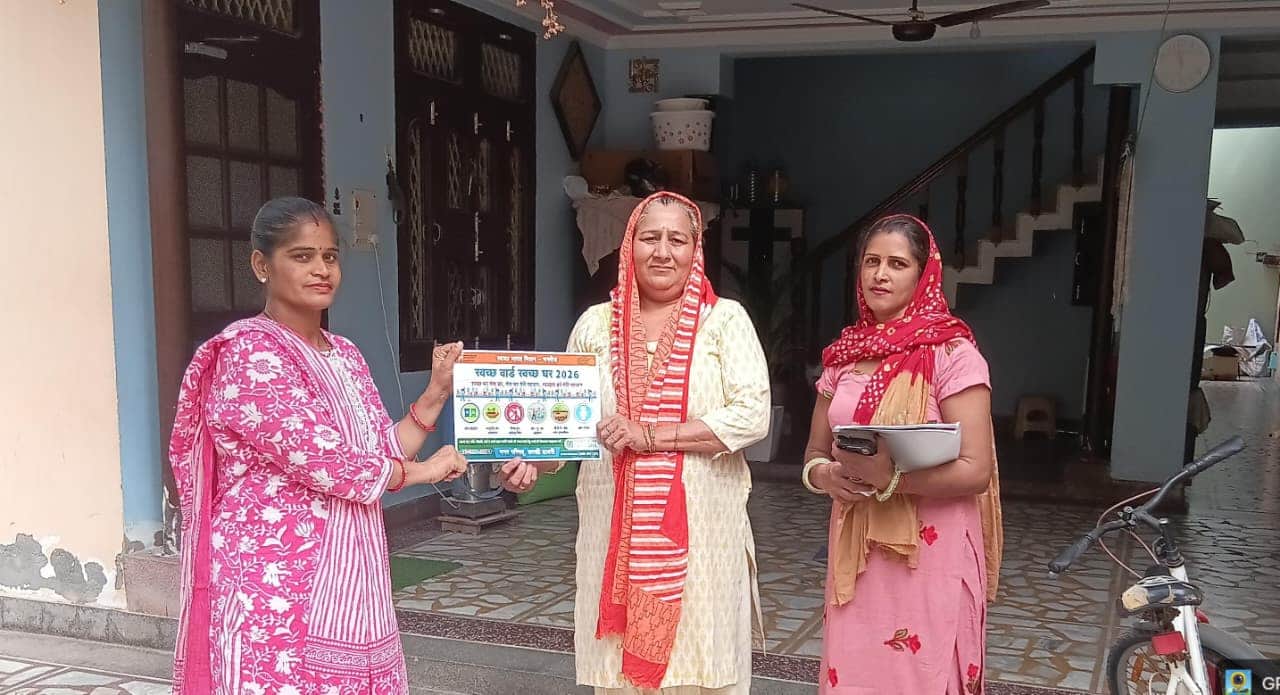 घर घर जाकर महिलाओं को सम्मानित करती नप टीम। 