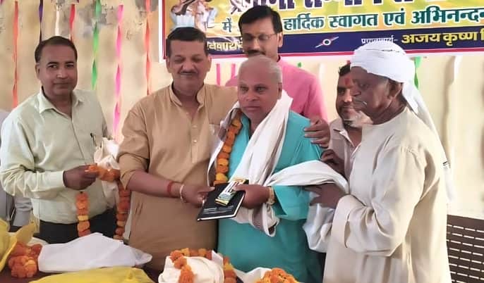 घोरठ किसान उच्चतर विद्यालय में शिक्षक अमरनाथ पांडेय काे सम्मानित करते अतिथिगण।स्रोत-सोशल मीडिया