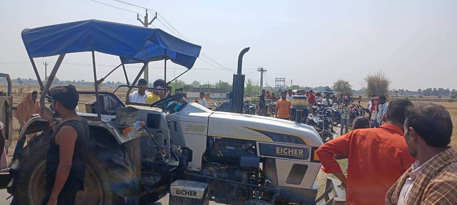 घटनास्थल पर छानबीन करती पुलिस