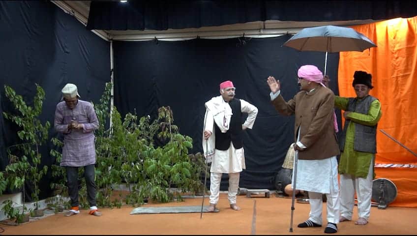 हाब्बी मानसिंह कला केंद्र जालग में नाटक का मंचन करते आसरा संस्था के कलाकार। स्रोत: संस्था