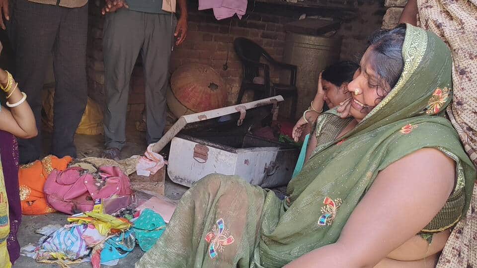 हब्बीपुर गांव में गैस रिसाव से मकान में आगलगी की घटना के बाद रोती-बिलखती पीड़ित परिवार की महिला