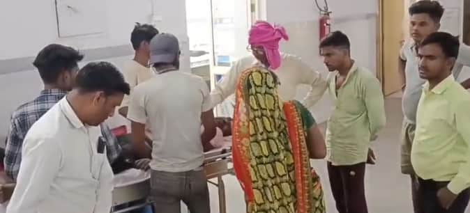 हाईवोल्टेज लाइन के संपर्क में आने के बाद मजदूर को इमरजेंसी में भर्ती कराते लोग। स्रोत वीडियोग्र